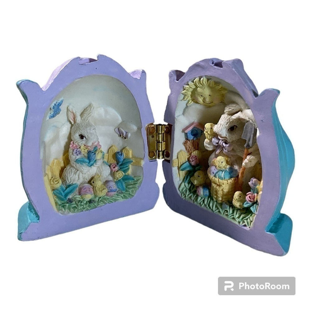 Vintage Easter egg decor 3D that opens with bunnies inside